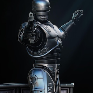 Puede incluir: Figura de acci&oacute;n detallada de Robocop en plata y negro met&aacute;lico, sosteniendo un arma y con un brazo levantado. La figura tiene un casco, una expresi&oacute;n severa y detalles mec&aacute;nicos intrincados. El fondo es oscuro.