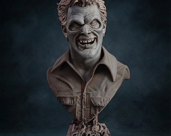 Op de afbeelding: Een grijze buste van een personage uit Evil Dead 2, met een sinistere grijns en gedetailleerde gelaatstrekken. De buste draagt een overhemd met kraag en is gemonteerd op een voet met de filmtitel en de tekst "Dead by Dawn".