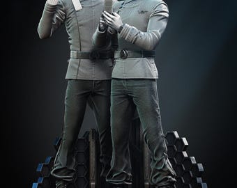 Op de afbeelding: Een grijswaardenbeeld van twee figuren in Star Trek-uniformen. Eén figuur maakt de Vulcan-groet, de ander houdt een apparaat vast. Beide staan op een gedetailleerde, geometrische basis. De figuren dragen grijze uniformen met zwarte broeken en riemen.