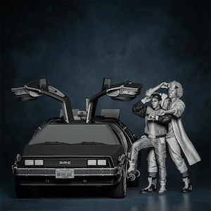 Pode incluir: Um modelo em tons de cinza do DeLorean com suas portas asa de gaivota abertas, ao lado de duas figuras. Uma figura usa uma jaqueta e a outra um casaco longo. A placa diz "OUTATIME".
