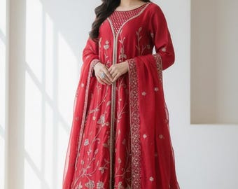 Kunglig röd sidenklänning, handbroderad Zardozi maxiklänning, pakistansk brudklänning