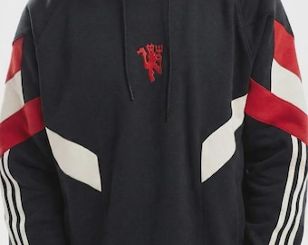 Manchester Fan Svart ekologisk bomullsluvtröja med röda och vita ärmar | Unisex vinterstreetwear