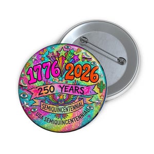 Könnte beinhalten: Ein runder Ansteckbutton mit einem leuchtenden, glitzernden Regenbogenhintergrund. Das Design zeigt den Text 1776 2026, 250 YEARS, SEMIQUINCENTENNIAL und USA SEMIQUINCENTENNIAL sowie Illustrationen eines Adlers, Sternen, Augen und Rollschuhen.