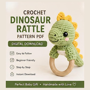 Könnte beinhalten: Ein gehäkeltes Dinosaurier-Rasselspielzeug in Grün und Gelb mit einem Holzring. Der Text auf dem Bild lautet "CROCHET DINOSAUR RATTLE PATTERN PDF DIGITAL DOWNLOAD". Zusätzlicher Text lautet "Easy to Follow", "Beginner Friendly", "Step by Step" und "Instant Download".
