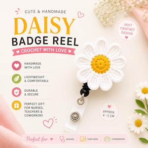 Puede incluir: Un carrete de insignia de margarita hecho a mano con una flor blanca de ganchillo y un centro amarillo, de aproximadamente 4-5 cm de diámetro. El texto de la imagen dice "Cute & Handmade Daisy Badge Reel Crochet With Love".