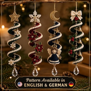 Könnte beinhalten: Vier hängende Spiralornamente in Häkeloptik. Das erste zeigt einen goldenen Stern und weiße Schneeflocken. Das zweite hat rote Weihnachtssterne. Das dritte enthält einen kleinen Engel und eine Mondsichel. Das vierte hat eine Schleife.