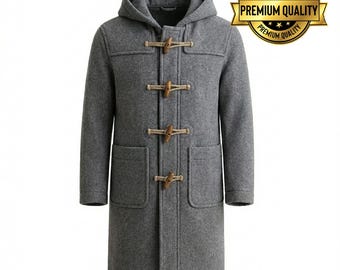 Pode incluir: Um casaco cinzento tipo duffle com capuz e fechos de alternância de madeira. O casaco tem dois bolsos frontais e um design clássico. A imagem inclui um selo dourado "Premium Quality".