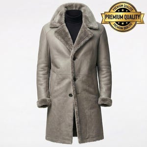 Peut inclure: Un long manteau gris avec un col et une doublure en peau de mouton. Le manteau a une fermeture boutonnée et un emblème "Premium Quality". Il est conçu pour être porté sur un col roulé noir.