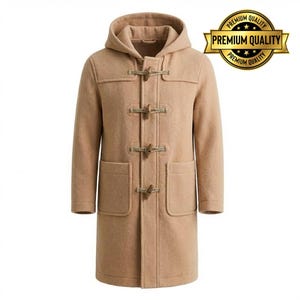 Puede incluir: Un abrigo tipo duffel de color beige con capucha y cierres de palanca de madera. El abrigo tiene dos bolsillos delanteros y un sello dorado de "Premium Quality". Una prenda de abrigo clásica.