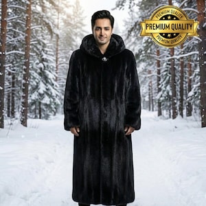 Op de afbeelding: Een lange, zwarte bontjas met een capuchon. De jas heeft een knoopsluiting en een luxueuze uitstraling. De achtergrond toont een besneeuwde bosscène. Een gouden zegel met de woorden "PREMIUM QUALITY" staat rechtsboven.