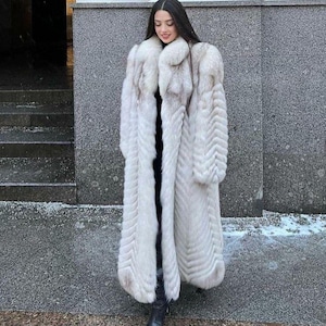 Vit maxikappa i fuskpäls | Chevronmönster, Brudytterkläder, Vintervärme