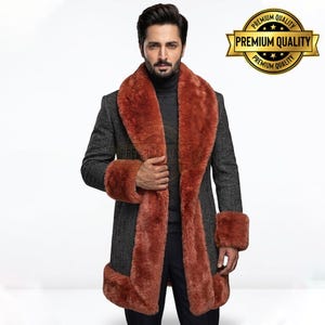 Może przedstawiać: Zestaw trzech ceramicznych kubków z nakrapianym, matowym wykończeniem. Kubki są w odcieniach kremu, jasnoszarym i ciemnoszarym. Każdy kubek ma prosty, minimalistyczny design.