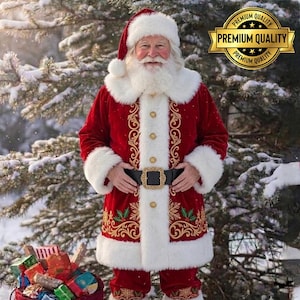 Può includere: Una figura di Babbo Natale che indossa un cappotto in velluto rosso con bordo in pelliccia sintetica bianca, ricami dorati e una cintura nera con fibbia dorata. Il cappotto presenta decorazioni di agrifoglio. Un badge dorato riporta PREMIUM QUALITY.