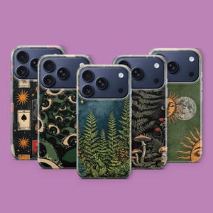 Peut inclure: Cinq coques de téléphone transparentes avec différents motifs. Les motifs comprennent des cartes de tarot, des yeux, des fougères, des champignons et des illustrations de soleil et de lune. Sur fond violet.