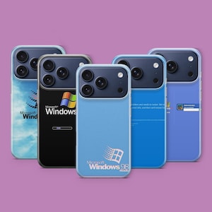 Può includere: Una collezione di custodie per telefoni con design classici di Windows. Le custodie mostrano il logo di Windows, messaggi di errore e il logo di Windows 98 Mobile, in tonalità di blu, nero e bianco. Le custodie sono disposte su uno sfondo viola.