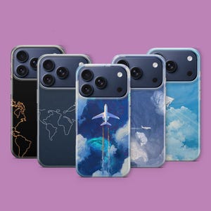 Peut inclure: Cinq coques de téléphone avec différents motifs. L'une présente un contour de carte du monde, une autre un avion traversant les nuages, et d'autres des motifs de nuages abstraits. Les coques ont un bord transparent et un boîtier d'appareil photo bleu foncé.