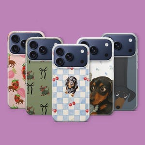 Könnte beinhalten: Fünf Handyhüllen mit Dackel-Designs. Die Hüllen zeigen Illustrationen von Dackeln mit Erdbeeren, Schleifen, Kirschen und floralen Mustern. Die Hüllen sind in Rosa-, Grün- und Blautönen gehalten und bieten eine Vielzahl von Stilen.