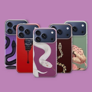 Può includere: Una collezione di custodie per telefoni con disegni di serpenti. Ogni custodia presenta un'illustrazione diversa di serpente, tra cui un serpente nero su viola, un serpente nero su rosso, un serpente bianco su viola, un serpente a motivi su marrone e un serpente rosa su verde.