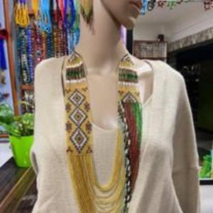 Collar bohemio con cuentas, hecho a mano, estilo tribal, con cuentas de semillas, largo y llamativo.