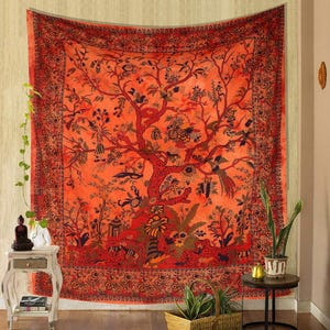 Puede incluir: Tapiz naranja con un diseño detallado de árbol de la vida. El tapiz presenta un gran árbol con pájaros, flores y otros elementos en tonos rojos y naranjas. El borde tiene un patrón decorativo.