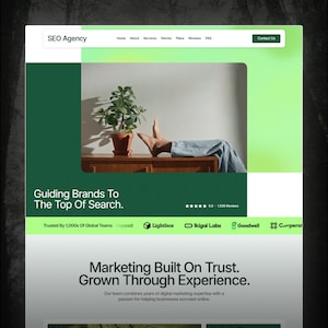 Puede incluir: Una plantilla de sitio web con un diseño verde y blanco. La plantilla incluye el texto "SEO Agency", "Guiding Brands To The Top Of Search" y "Marketing Built On Trust. Grown Through Experience."