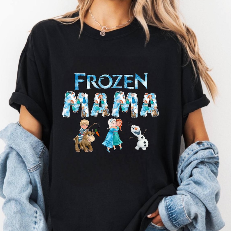 Pu&ograve; includere: T-shirt nera con la scritta "FROZEN MAMA" in blu e bianco. La maglietta presenta una grafica dei personaggi del film Frozen, tra cui Anna, Elsa, Olaf e Kristoff. La maglietta &egrave; girocollo e ha maniche corte.