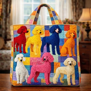 Può includere: Una colorata borsa tote con un design patchwork, che mostra quadrati di diversi colori. La borsa è decorata con figure di barboncini di peluche in rosso, giallo, blu, arancione, bianco, rosa e crema. Anche il manico presenta un motivo patchwork.