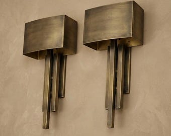 Paar Art-Deco-Messing Wasserfall-Wandlampen mit quadratischen Hauben und Dreifachrohr-Detaillierung