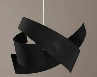 Künstlerische Statement-Hängelampe - handgefertigte Metallbeleuchtung