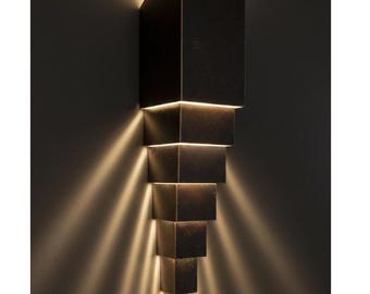 Dramatisch strahlende Wandleuchte - Gestufte Schattenspiel Wandlampe - Geometrische Wandlampe aus dunklem Messing