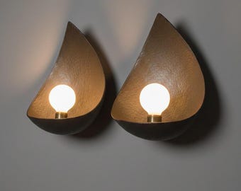 "Die ""Obsidian Drop"" Wandleuchten | Set von handwerklicher strukturierter Metallbeleuchtung für Innendekoration."