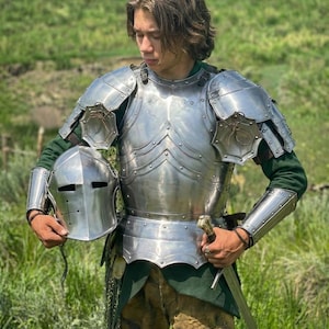 Puede incluir: Un juego de tres tazas de cerámica con un acabado moteado y mate. Las tazas son de color crema, gris claro y gris oscuro. Cada taza tiene un diseño simple y minimalista.