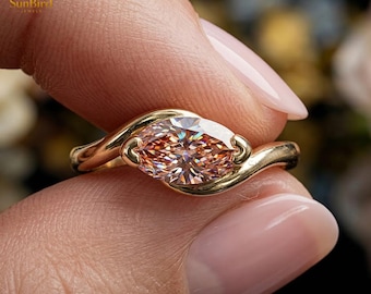 Anillo de zafiro rosa marquesa de este a oeste, anillo de compromiso único con diseño en espiral, anillo de medio bisel horizontal, anillo de promesa moderno de oro amarillo.