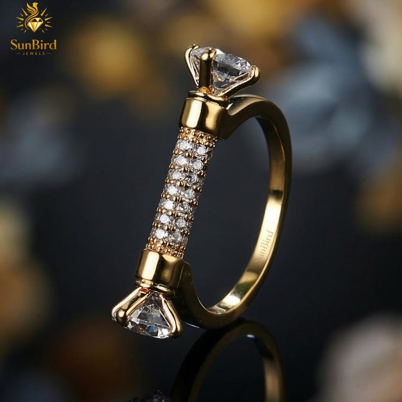 Puede incluir: Un letrero de madera hecho a mano con la palabra "Welcome" escrita a mano. El letrero pintado de blanco tiene un acabado envejecido y un dise&ntilde;o floral. Mide aproximadamente 30 cm de ancho y 15 cm de alto.