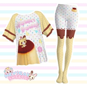 Könnte beinhalten: Ein Set aus kurzärmeligem Shirt und Leggings mit pastellfarbenem Punktemuster. Das Shirt zeigt den Text FUWA FUWA und eine Zeichentrickfigur auf einem Pudding. Die Leggings haben ein braunes Tropfendesign an den Oberschenkeln und ein Pudding-Symbol.