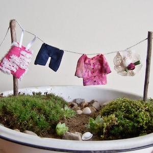 Beachcomber Fairy Garden Accessory, Clothesline with Miniature Clothes, Garden Decoration