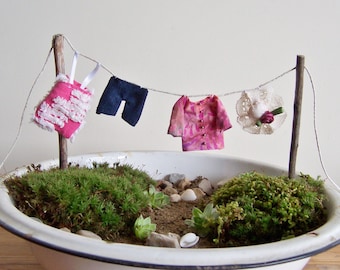 Beachcomber Fairy Garden Accessory, Clothesline with Miniature Clothes, Garden Decoration