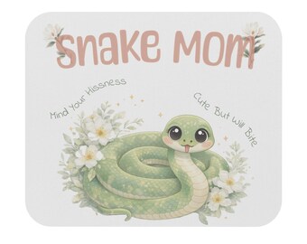 Schlangenmama Mauspad | "Niedliche grüne Schlange, floraler Akzent, ""Cute But Will Bite"""