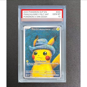 Könnte beinhalten: Eine bewertete 2023 Pokemon SVP EN #085 Pikachu with Grey Felt Hat Sammelkarte in einer durchsichtigen Kunststoffhülle. Die Karte zeigt ein gelbes Pikachu mit einem blauen Hut vor einem blauen, wirbelnden Hintergrund mit dem Text Pika-Portrait.