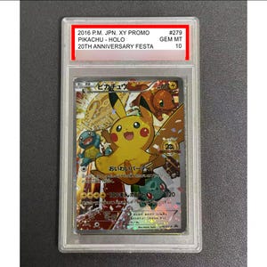 Op de afbeelding: Een beoordeelde Pokémon-kaart met Pikachu, Squirtle, Bulbasaur en Charmander. De kaart komt uit de 20th Anniversary Festa-set en is beoordeeld met GEM MT 10. De kaart heeft Japanse tekst en de tekst "2016 P.M. JPN. XY PROMO" bovenaan.