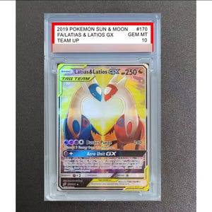 以下が含まれることがあります： 2019年ポケモンサン＆ムーン「チームアップ」#170ラティアス＆ラティオスGXトレーディングカード、Gem Mt 10評価。2匹の伝説のポケモンが向かい合い、首でハートの形を作っているイラストが描かれ、透明な保護ケースに封入されています。