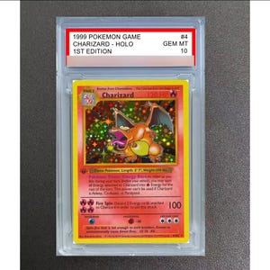 Peut inclure: Une carte à collectionner Pokemon Game 1st Edition Charizard Holo de 1999, notée GEM MT 10. La carte présente une illustration holographique de la créature orange, avec du texte incluant 120 HP, le pouvoir Energy Burn et l'attaque Fire Spin.