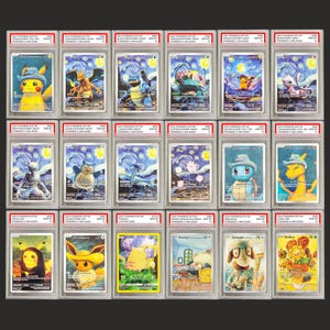 Op de afbeelding: Een verzameling gegradueerde Pokémon-kaarten met kunstwerken geïnspireerd op Vincent van Goghs "Sterrennacht". De kaarten tonen verschillende Pokémon-personages in de stijl van het beroemde schilderij.