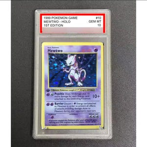 Puede incluir: Un letrero de madera hecho a mano con el texto "Welcome to our home" en un estilo manuscrito. El letrero está pintado de blanco con un acabado envejecido y un borde negro, diseñado para colgar.