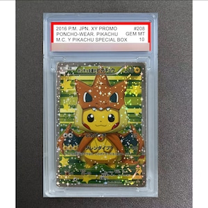 以下が含まれることがあります： 2016年ポケモンカード、リザードンのポンチョを着たピカチュウ。透明なPSAプラスチックケース入り。ラベルには「2016 P.M. JPN. XY PROMO #208 PONCHO-WEAR. PIKACHU GEM MT 10 M.C. Y PIKACHU SPECIAL BOX」と記載されています。カードはホログラフィック仕上げです。