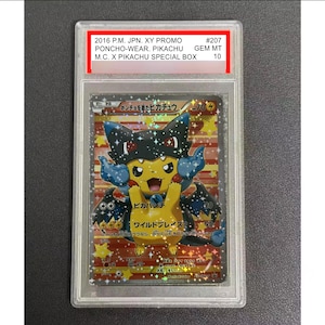 Peut inclure: Carte Pokémon classée avec Pikachu en poncho. La carte présente un personnage Pikachu jaune avec un poncho noir et bleu. La carte est enfermée dans un support en plastique transparent avec une étiquette rouge indiquant "2016 P.M. JPN. XY PROMO".