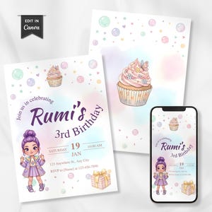 Op de afbeelding: Een verjaardagsuitnodigingsset met een aquarelontwerp. De uitnodiging bevat een cupcake-illustratie, de tekst "Rumi's 3rd Birthday" en evenementdetails. Een smartphone toont hetzelfde ontwerp. Het kleurenpalet omvat pastelroze, paars en blauw.