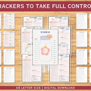Puede incluir: Una colecci&oacute;n de rastreadores financieros imprimibles, incluidos rastreadores de presupuesto, ahorro y gastos. La imagen central presenta un gr&aacute;fico de tarro con el texto "MY SAVING JAR". El texto "TRACKERS TO TAKE FULL CONTROL!" est&aacute; en la parte superior. El texto inferior dice "A4 LETTER SIZE DIGITAL DOWNLOAD".