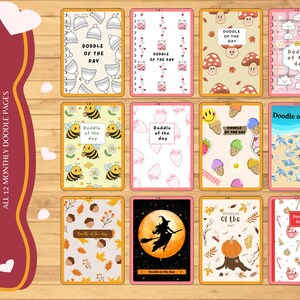 Puede incluir: Una colecci&oacute;n de 12 p&aacute;ginas mensuales de doodles con diversas ilustraciones tem&aacute;ticas. Cada p&aacute;gina presenta un dise&ntilde;o diferente, incluyendo sombreros, abejas, setas, fresas, helados y una bruja en una escoba. La frase "Doodle of the Day" est&aacute; presente en cada p&aacute;gina.