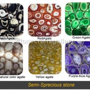 Puede incluir: Una colecci&oacute;n de diez baldosas cuadradas que muestran varios patrones de piedra &aacute;gata en colores azul, negro, rojo, verde, natural, amarillo y azul p&uacute;rpura. Cada baldosa presenta secciones transversales de piedra.